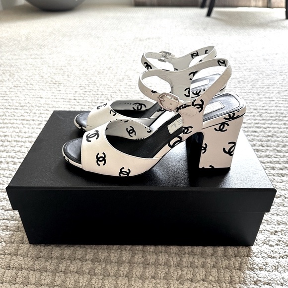 🖤🤍🖤🤍CHANEL 2022 RUNWAY CC LOGO HEELS. SIZE 36. WORN ONCE! - Picture 1 of 9